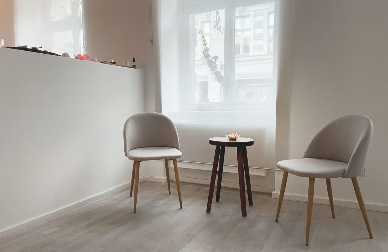 Heller Raum mit harmonischer Stimmung, zwei Stühle laden zu einem offenen Gespräch ein.